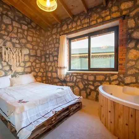 Havuzlu Jakuzili Luex Tas Village